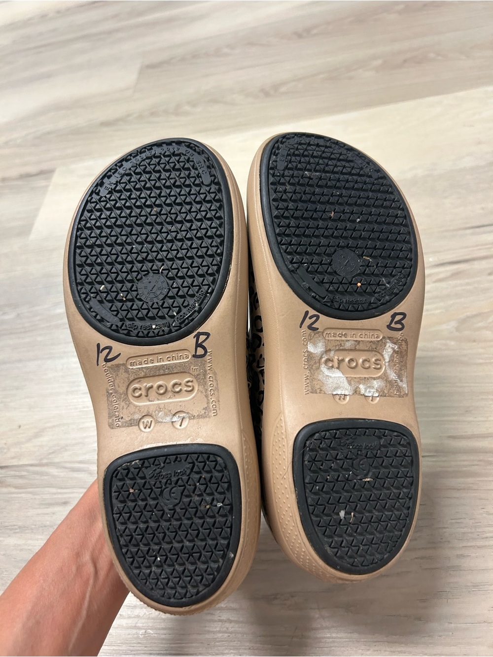 Crocs Neria Pro Work Clogs Leopard Animal Print Women Sz 7 Slip Resistant Casual - Picture 12 of 14